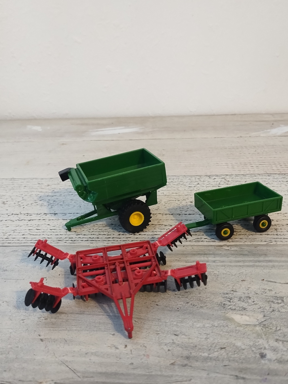 Ertl Tractor implement 1.64 scale ih red wing disc 1985 and two more trailer
